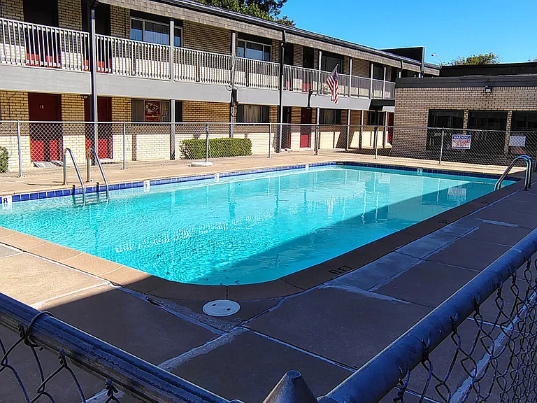 Victor South Apartments — Photo 9