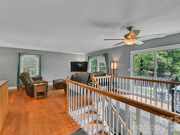 5th image of 11 Greenwood Acres Dr