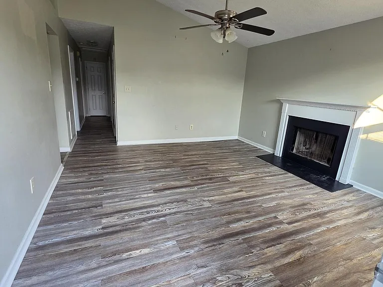 2592 Woodhill Dr — Photo 2