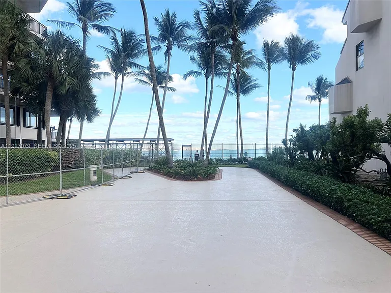 540 Brickell Key Dr — Photo 16
