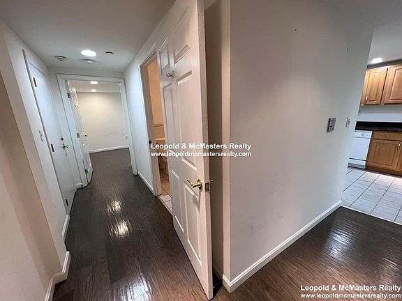 4th image of 110 Queensberry St #D