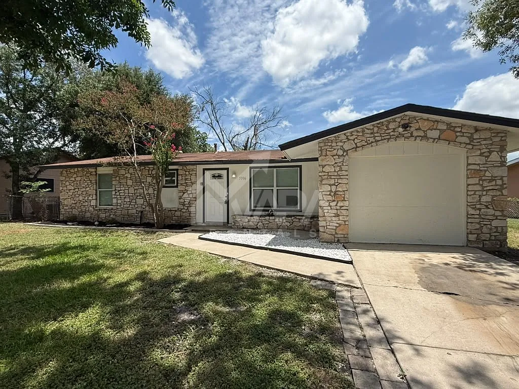 4 bed, 873 sqft, $1,900 — Photo 2