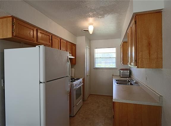 5th image of 1629 Hawthorne Ln