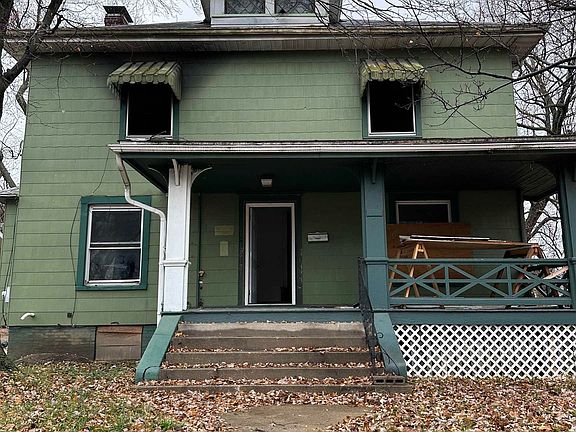 3rd image of 1818 N California Ave