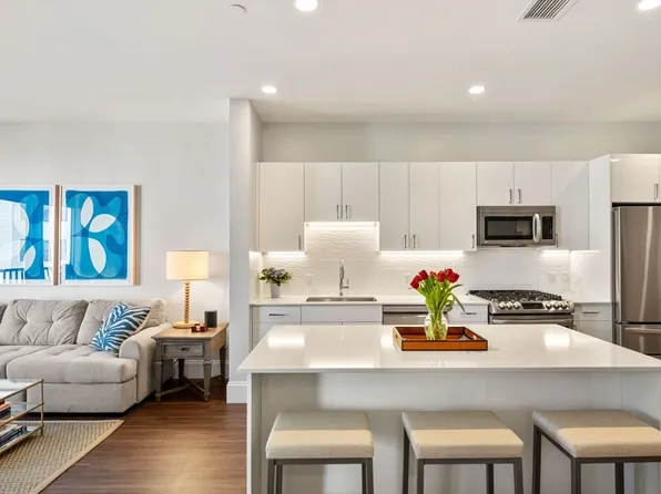 205 Maverick St #206, Boston, MA 02128