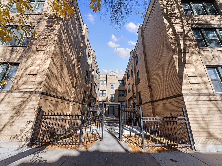 1910 W Winnemac Ave #2 — Photo 2