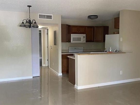 5th image of 1416 Meadows Cir W #1416