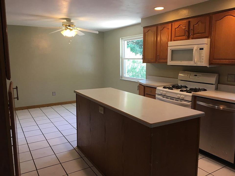 Kitchen and Eat-In Area