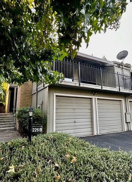 226 Foresthill Ave APT B photo 1