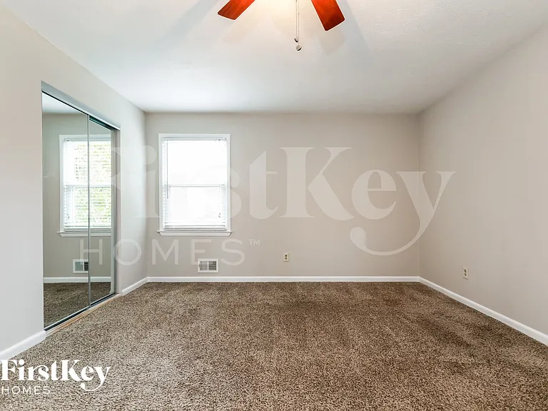 2324 Sussex Ct — Photo 13