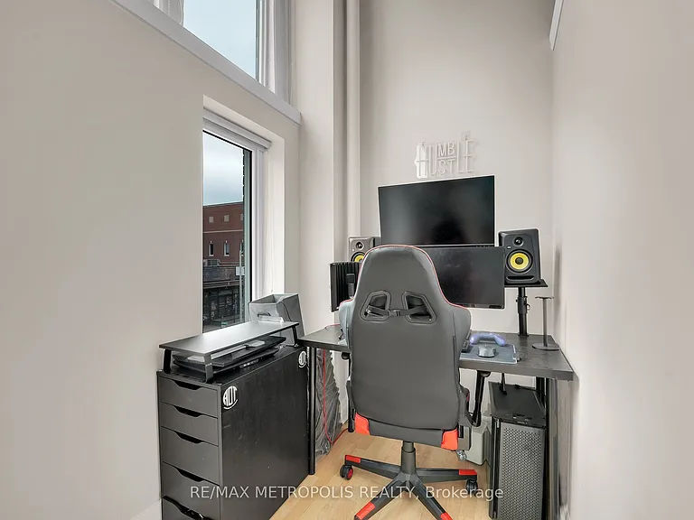276 King St W #207 — Photo 18