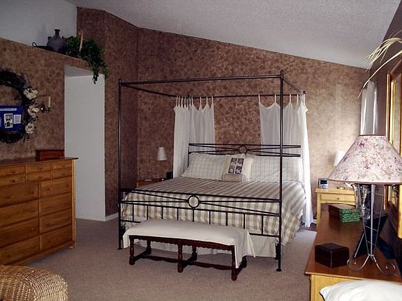 Large Master Bdrm w/ sitting room