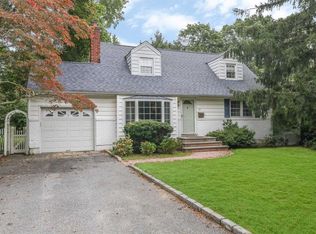 37 Sinclair Dr, Greenlawn, NY 11740