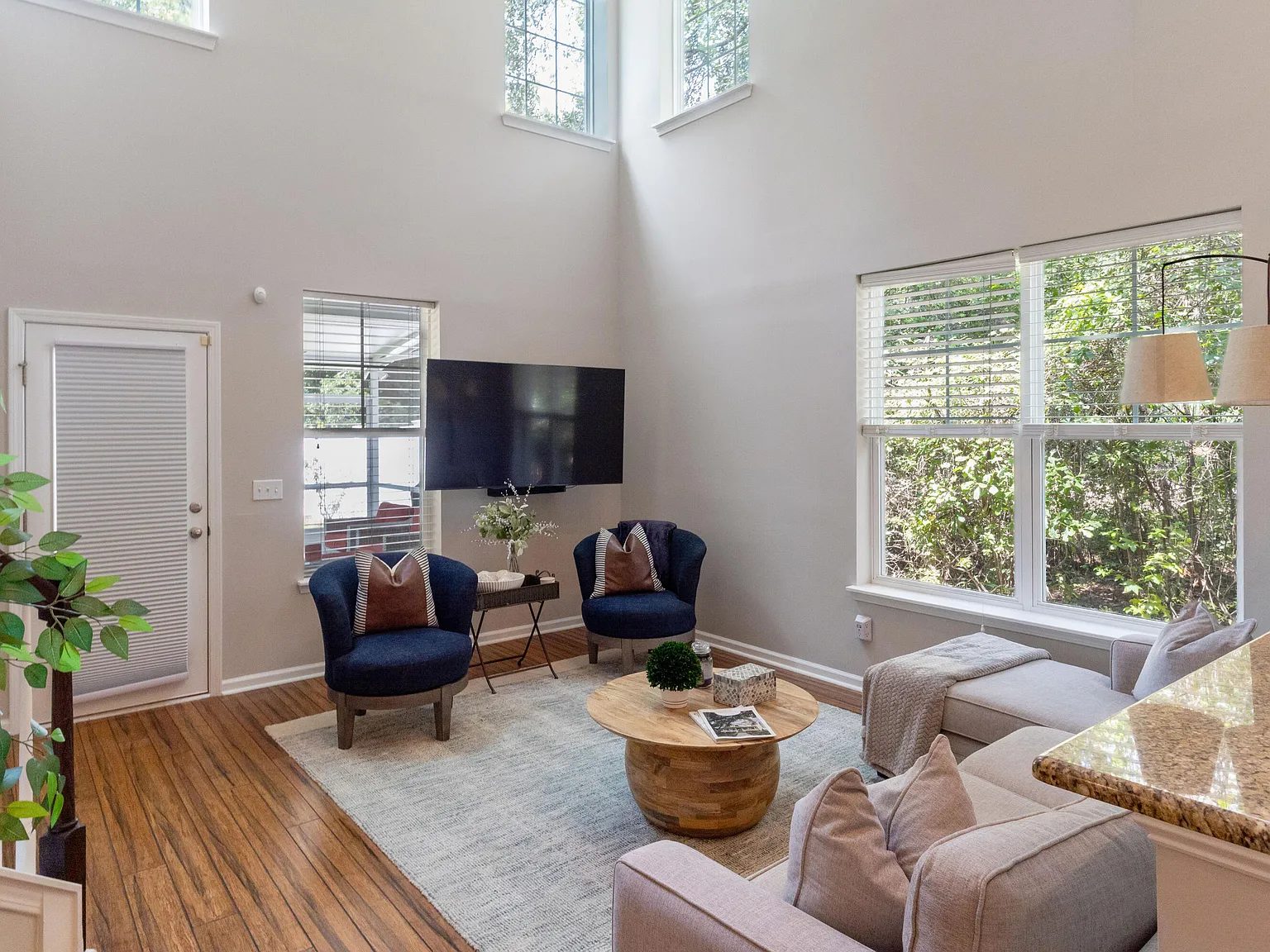 3 bed, 2.5 bath, 1641 sqft, $3,000 — Photo 2