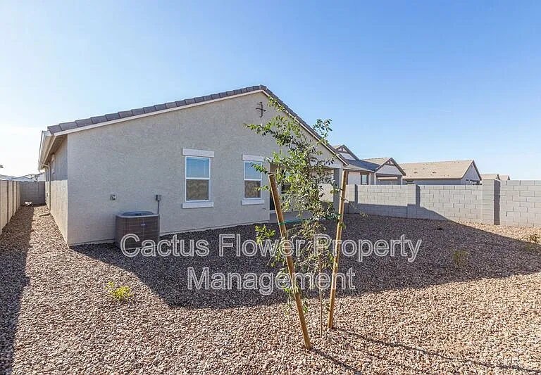 2124 W Sombra Ave — Photo 35