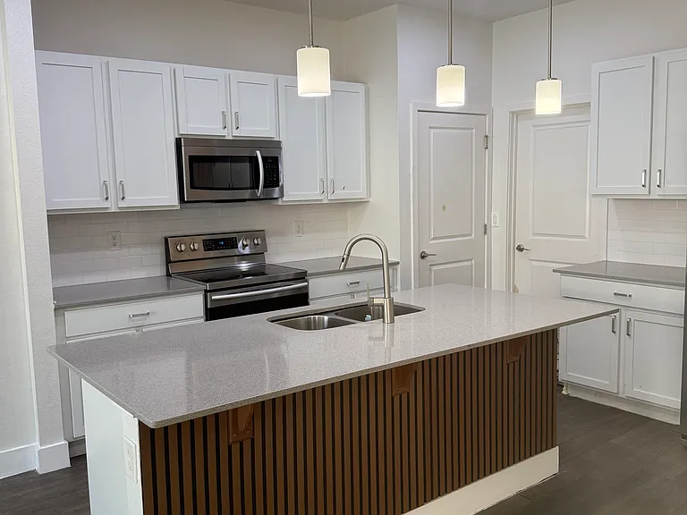 880 Colville Dr — Photo 3