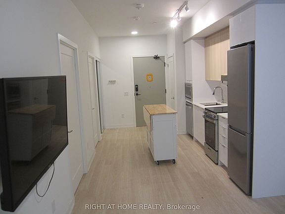 4th image of 5105 Hurontario St #618