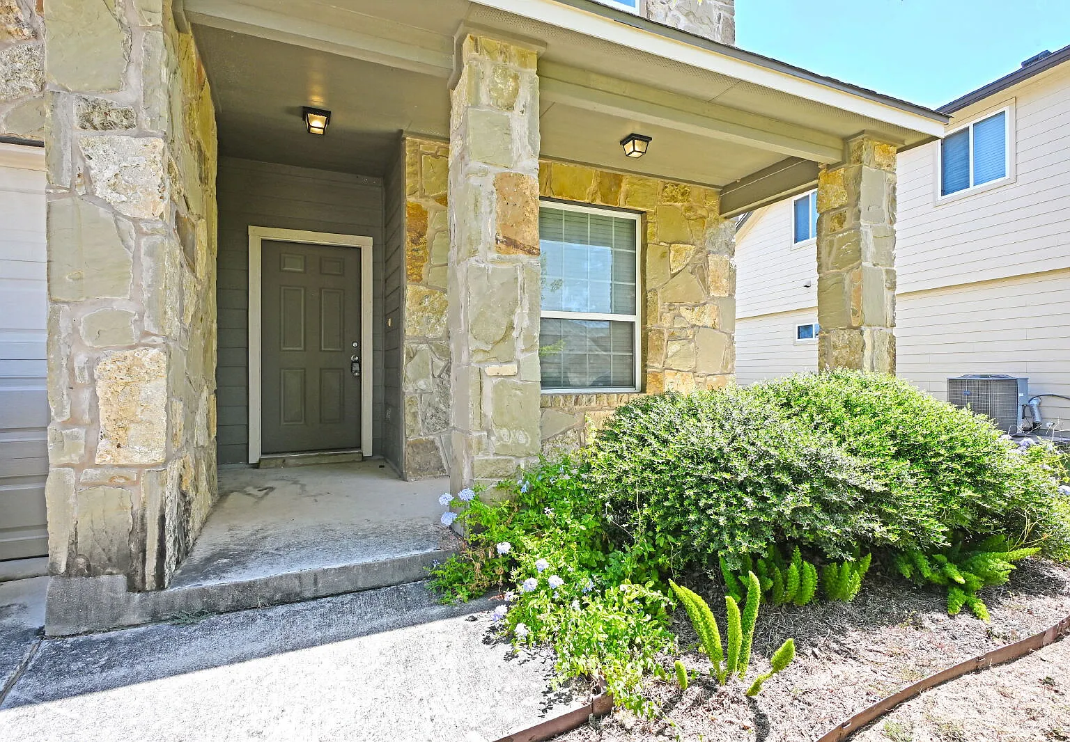 4 bed, 2.5 bath, 2212 sqft, $1,885 — Photo 3