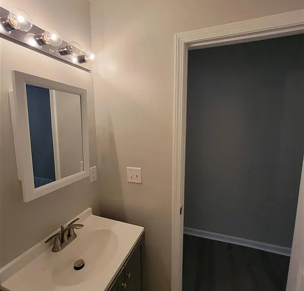 Great lighting in bathroom