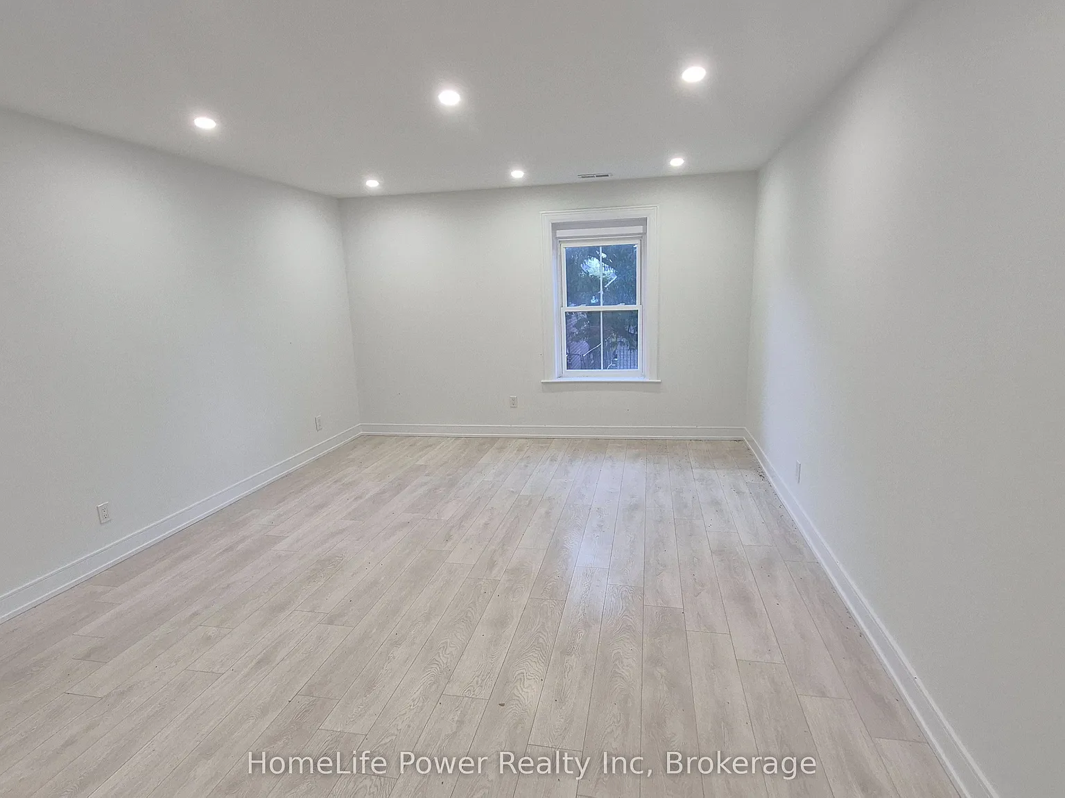 35 Wellington St — Photo 4