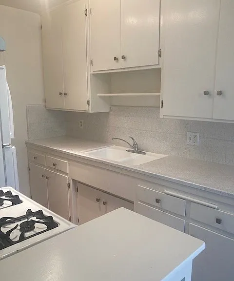 1677 N Lake Ave #10 — Photo 10