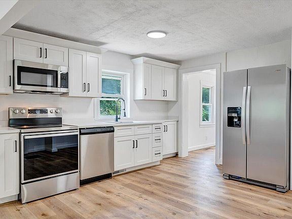 5th image of 1433 Gladstone Ave SE