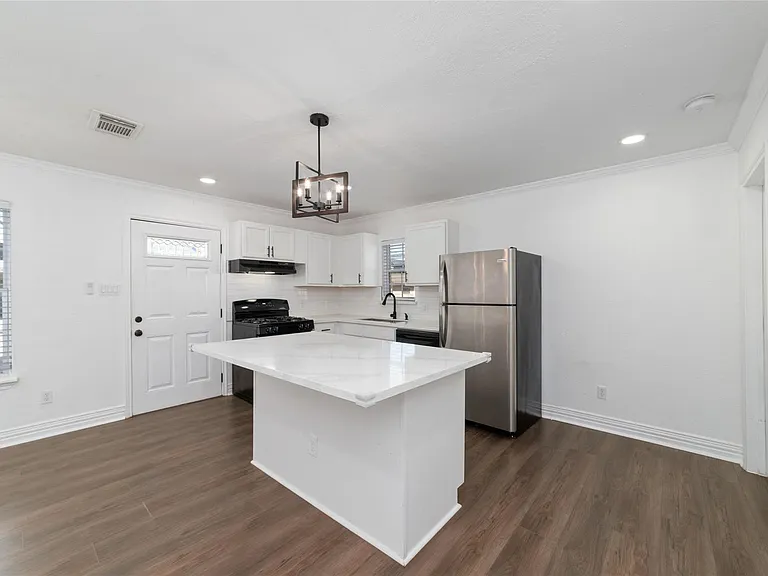 802 E 33rd St — Photo 3