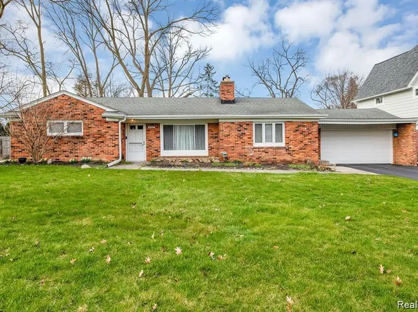 2082 Lakeshire Dr, West Bloomfield, MI 48323