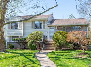 31 Deerfield Rd, West Caldwell, NJ 07006