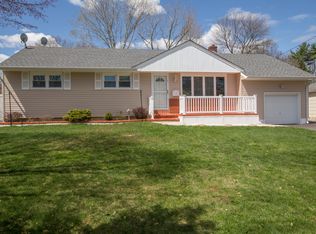 3 Cedartree Ln, Huntington Station, NY 11746