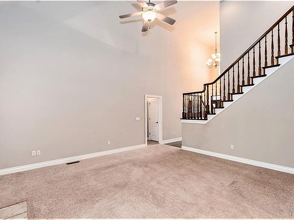5th image of 32 Stonehenge Dr