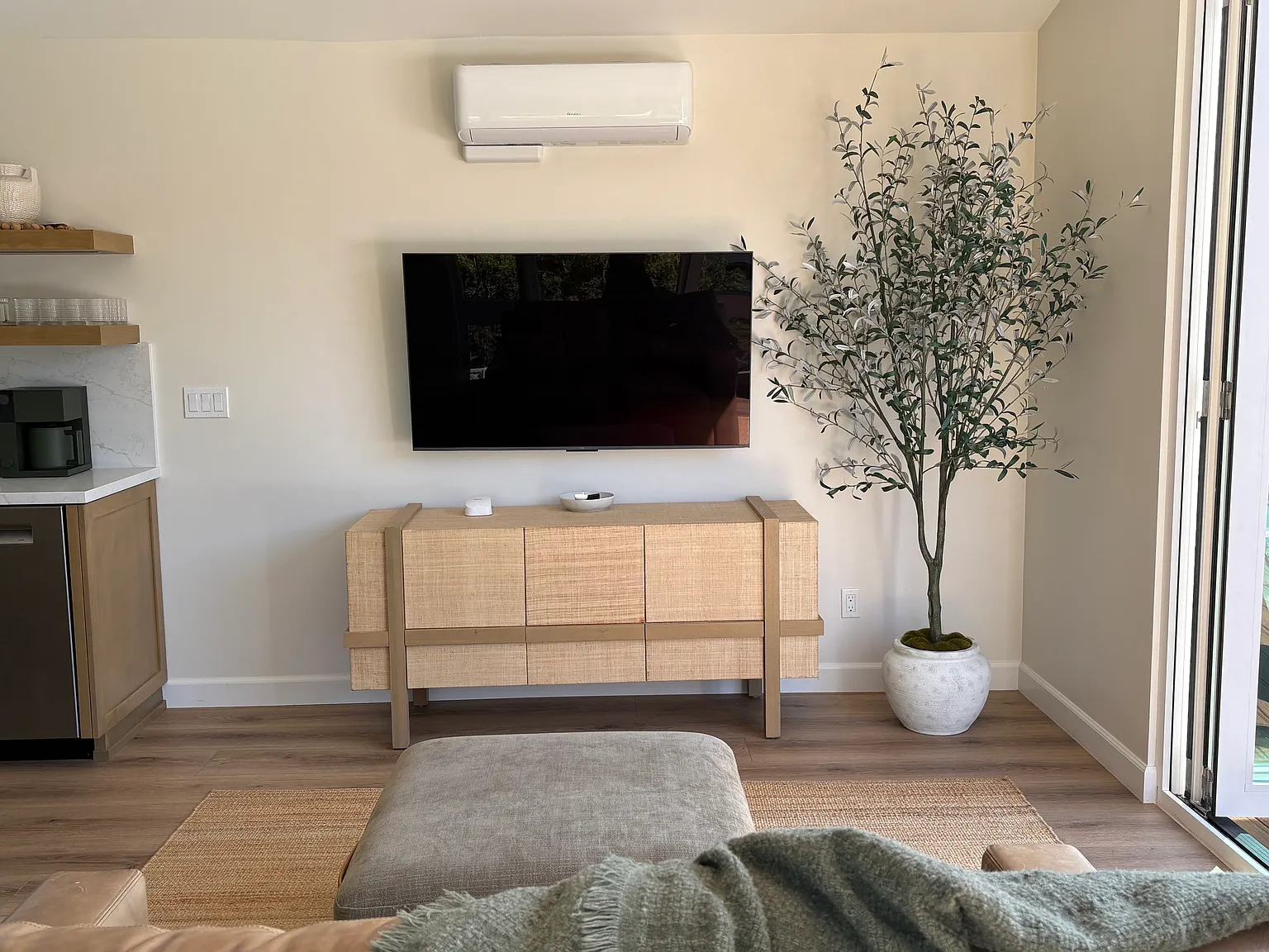 2 bed, 900 sqft, $5,000 — Photo 2