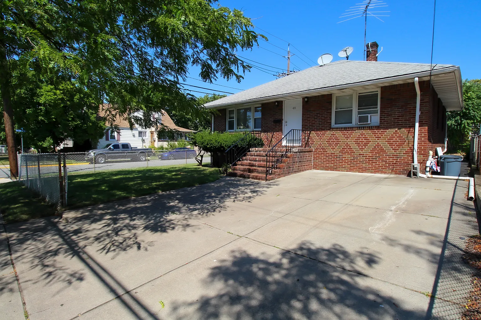 49 Lawrence Ave photo 1