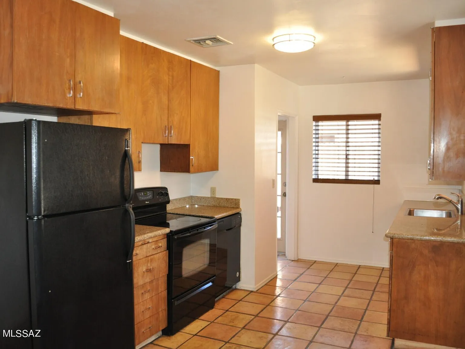 3 bed, 2.5 bath, 1581 sqft, $1,675 — Photo 2