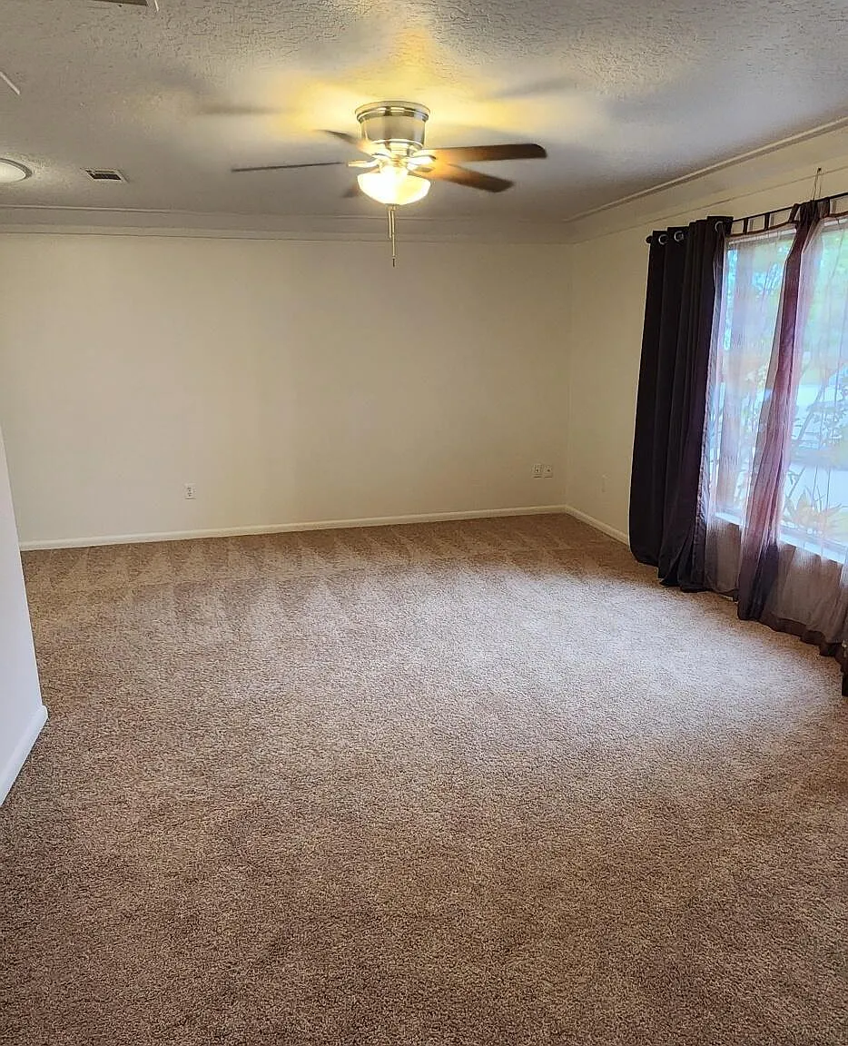 4 bed, 2.0 bath, 1540 sqft, $3,000 — Photo 2
