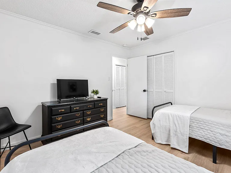 1726 Greenwood Cir — Photo 54