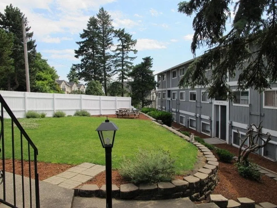 Crestwood Court Apartments — Photo 3