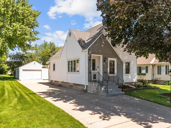 720 6th St, Menasha, WI 54952