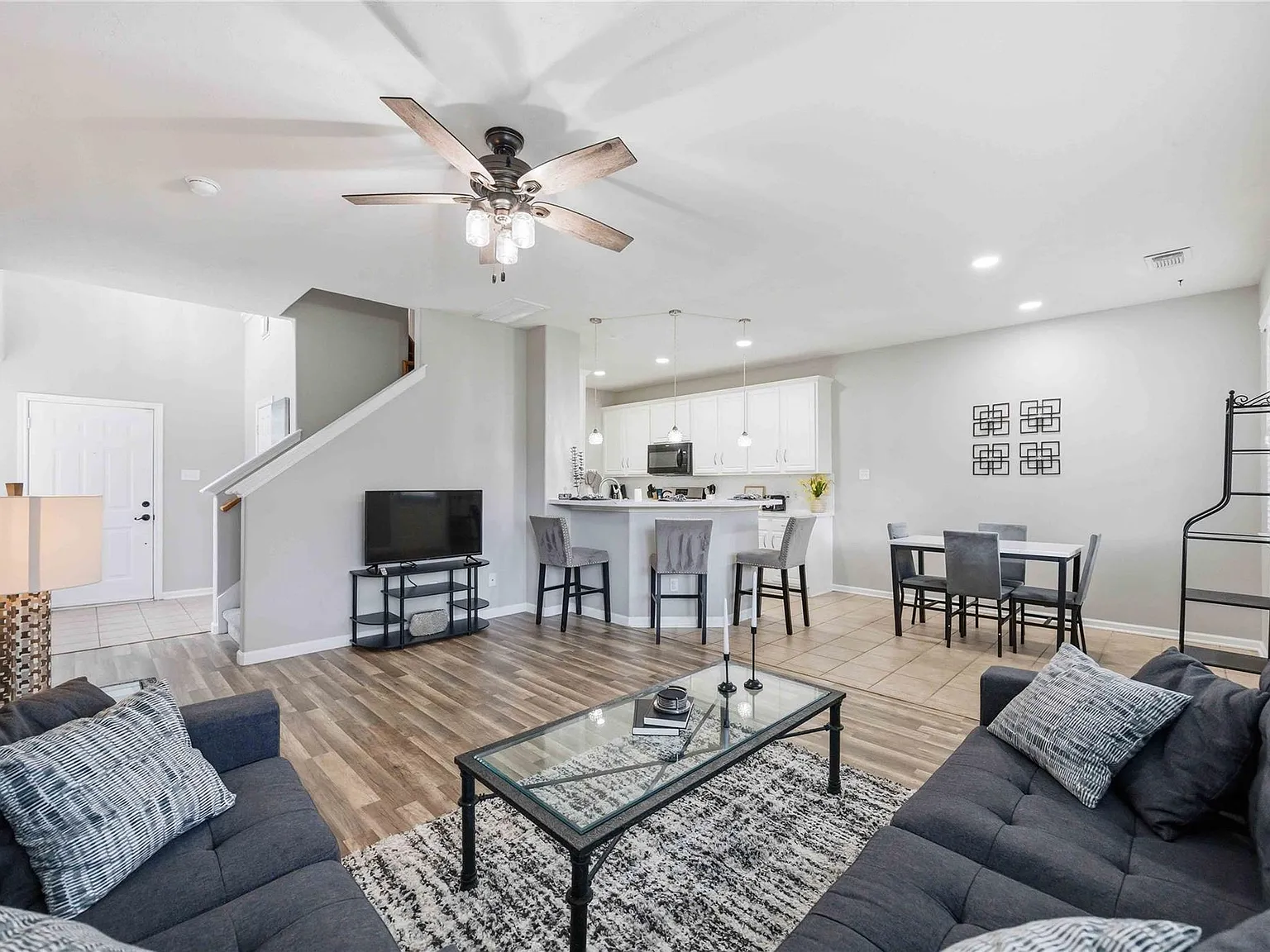 3 bed, 2.5 bath, 1605 sqft, $2,000 — Photo 4