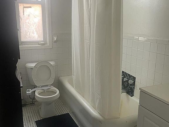 5th image of 1849 Loring Pl S Floor 2