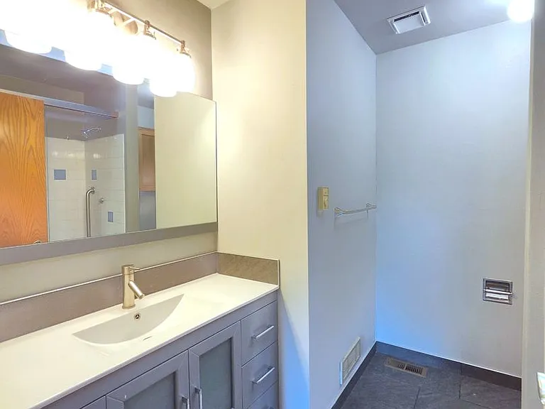 3425 E 61st Ave — Photo 38