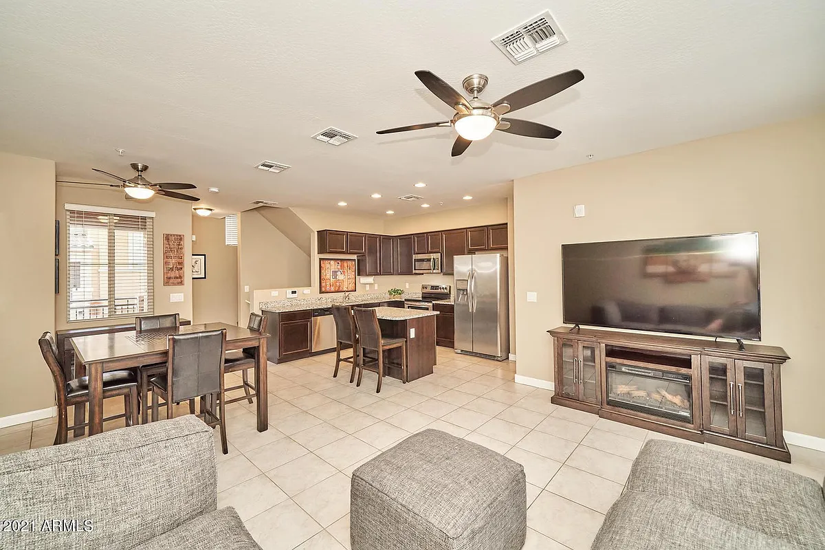 Building Photo - 240 W Juniper Ave #1089