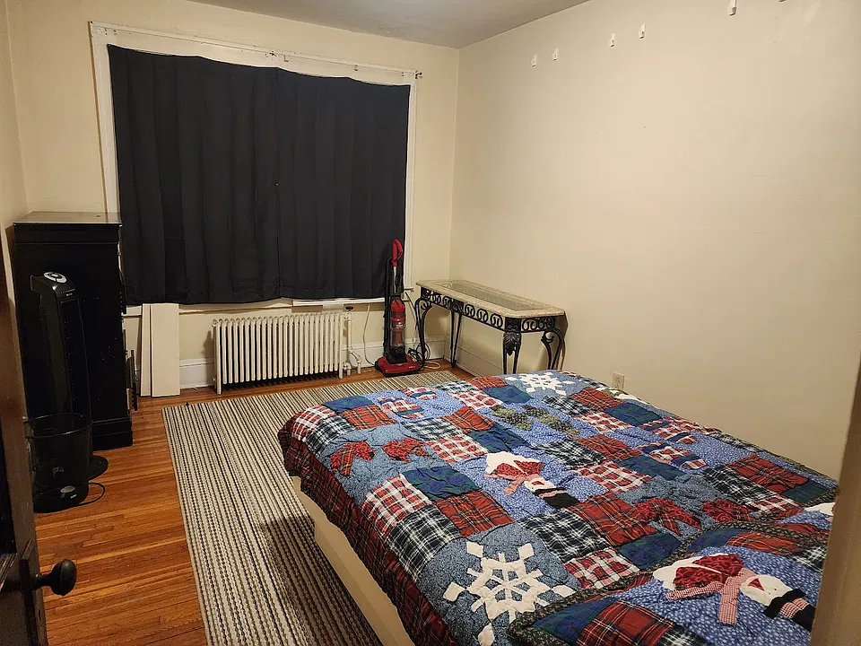1011 1/2 College Ave