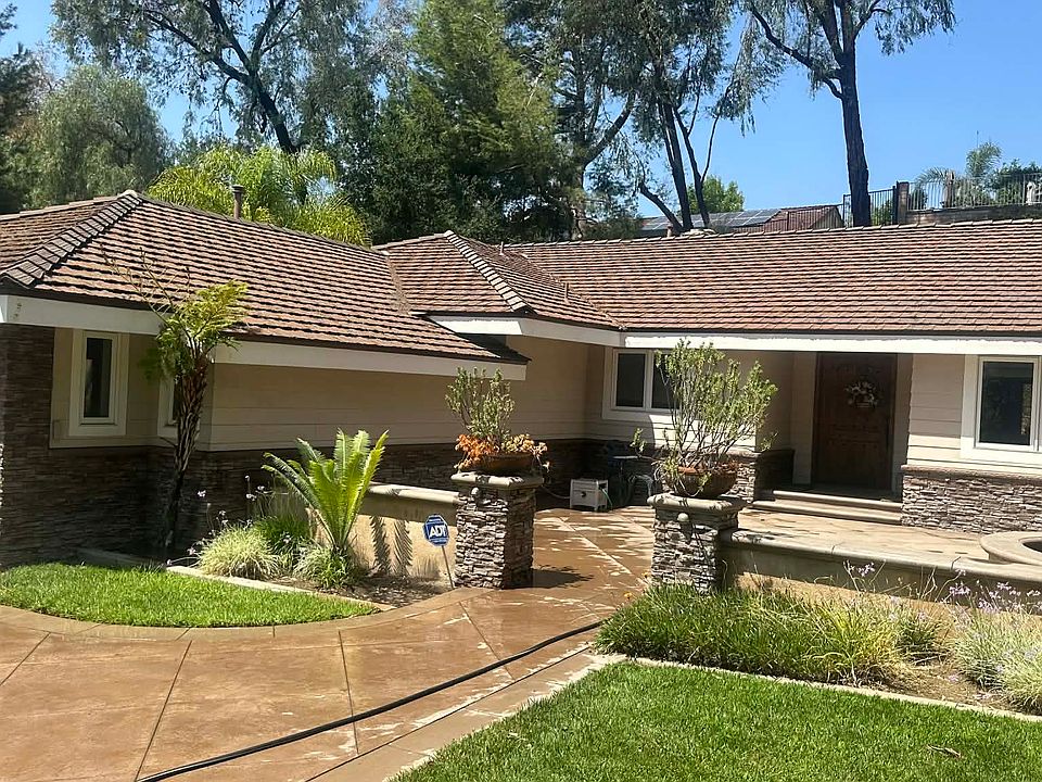 1st image of 843 Calle Arroyo