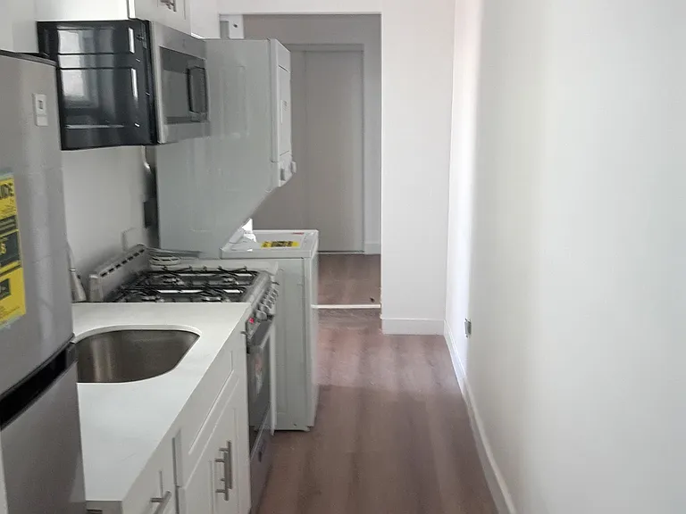 1082-1084 N Lewis Ave #B — Photo 2