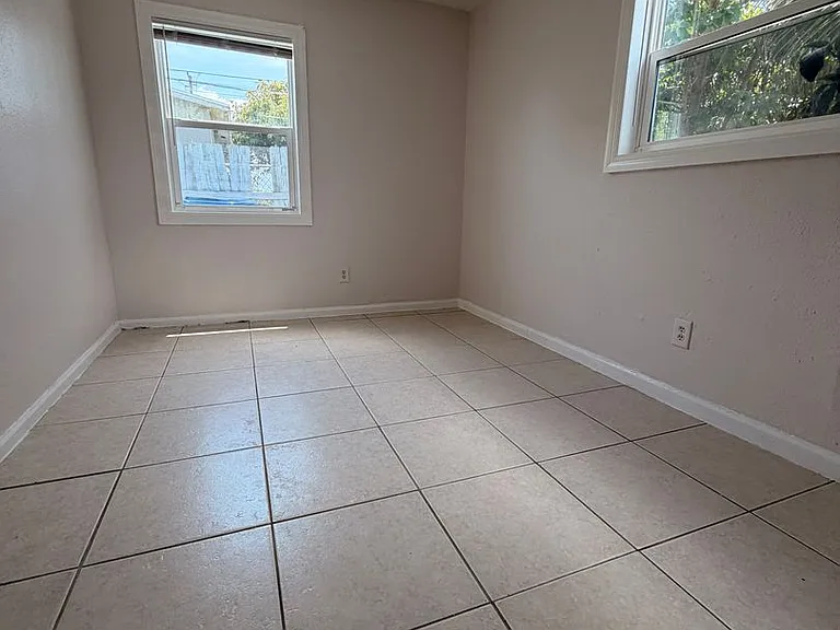 1618 W 26th Ct — Photo 34