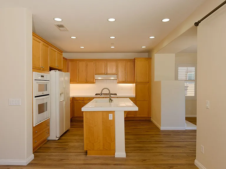 326 Lakeview Ct — Photo 13