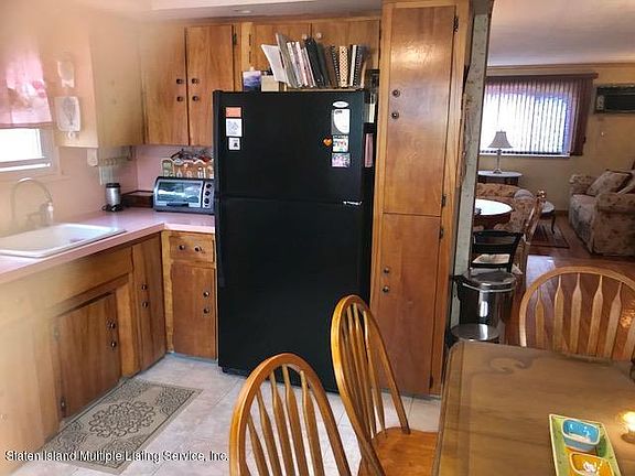3rd image of 26 Redgrave Ave