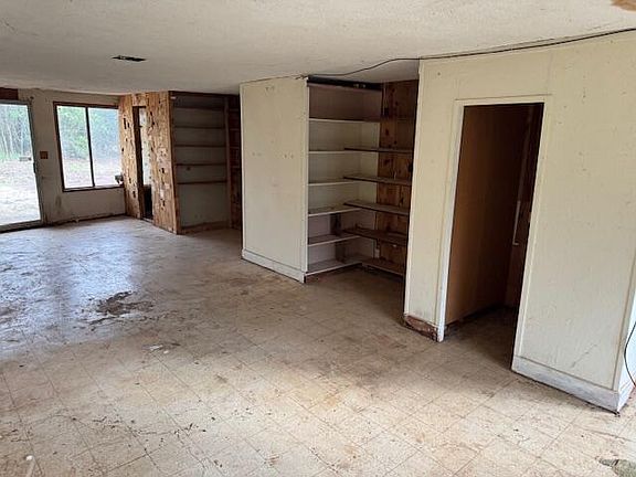 3rd image of 13827 Lake Blvd