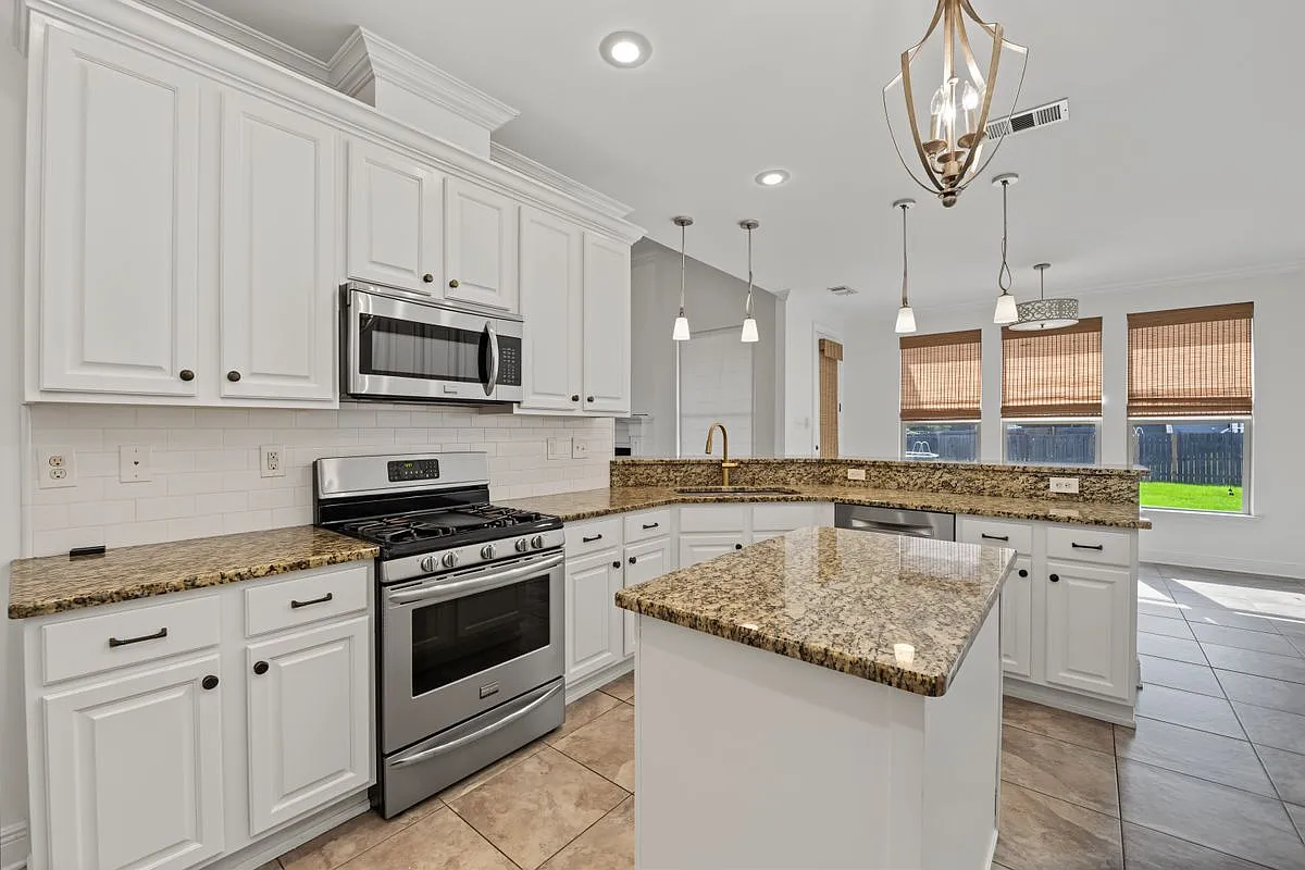 4 bed, 2.0 bath, 2045 sqft, $2,700 — Photo 2
